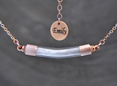 Preview: Personalisierte Feder Kette mit Glasanhänger und Gravur